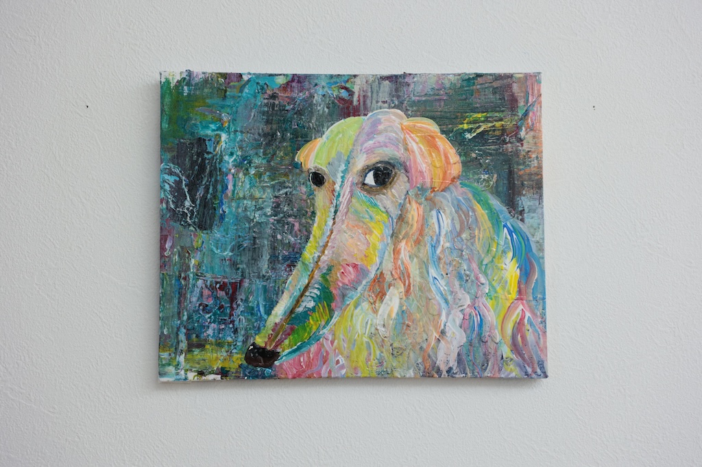 こちらを見るボルゾイ