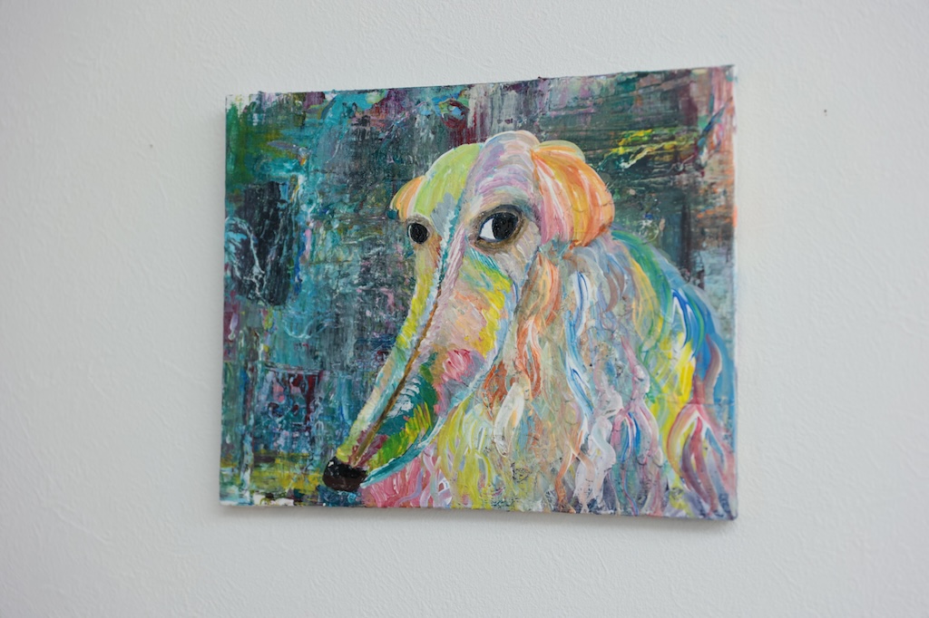 こちらを見るボルゾイ - 画像 (2)